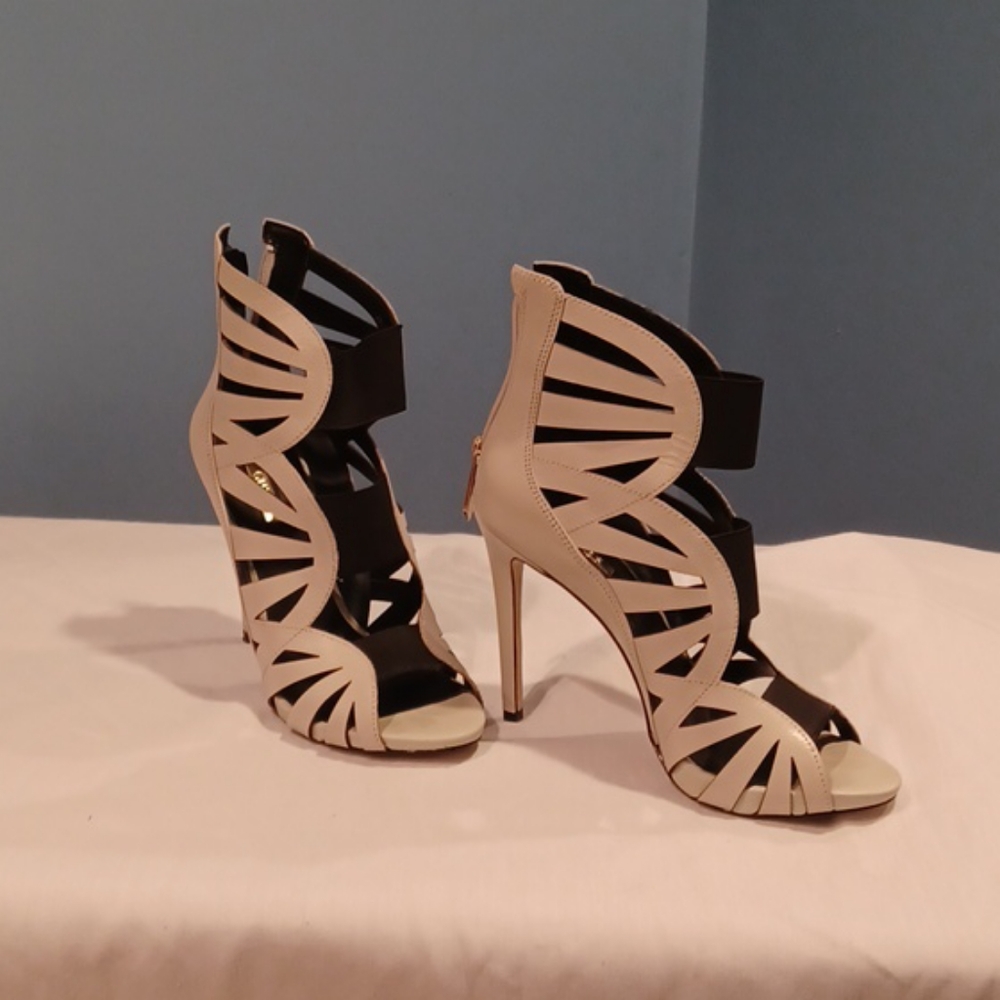 Preowned GUESS AELA Cutout Heels - Picture 2 of 8